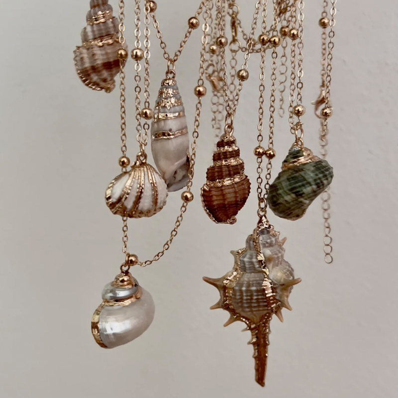 Shell Necklace for Women Natural Seashell Scallop Conch Pendant Necklace Hawaiian Boho Gold Necklaces Chain Dainty Beach Stuff Jewelry Gifts